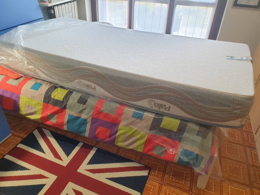 materasso-pale-disimballato-girato-al-contrario-su-letto